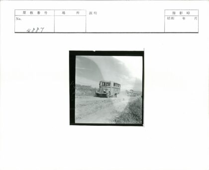 草原土路行驶的公共汽车.jpg