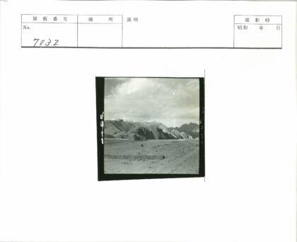 荒原岩石与远山.jpg