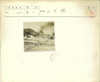 荒原火车与旧建筑.jpg