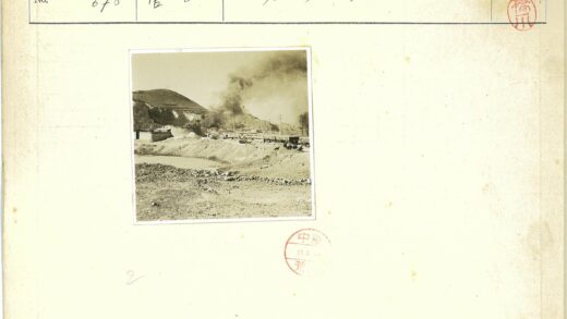 荒原火车与旧建筑.jpg