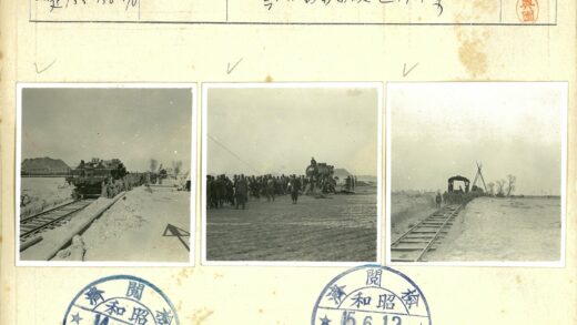 荒原铁轨上的老火车车厢.jpg