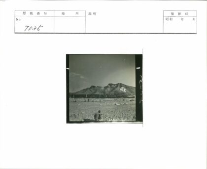 荒野火车与烟雾山地.jpg