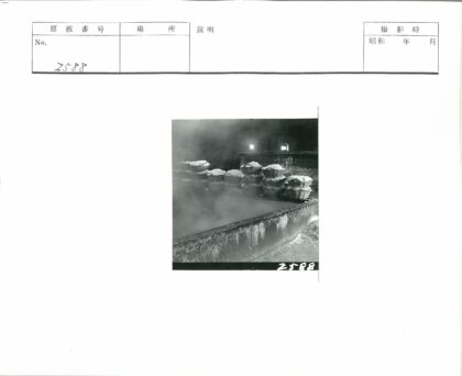 蒸汽房内浅色柳条篮堆叠.jpg