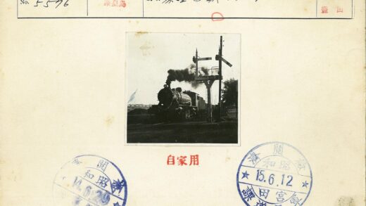 蒸汽机车行驶铁路信号烟雾树林背景.jpg