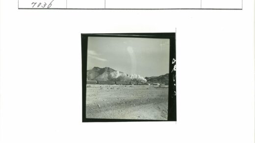 蒸汽火车穿越岩石山脉.jpg