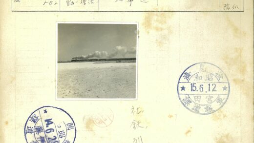 蒸汽火车穿越贫瘠之地.jpg