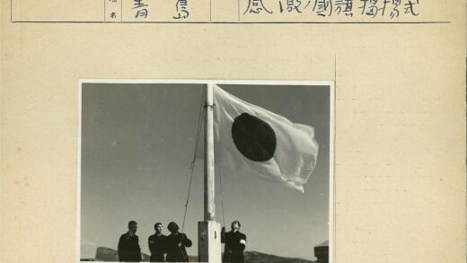 蓝天圆旗群山背景.jpg