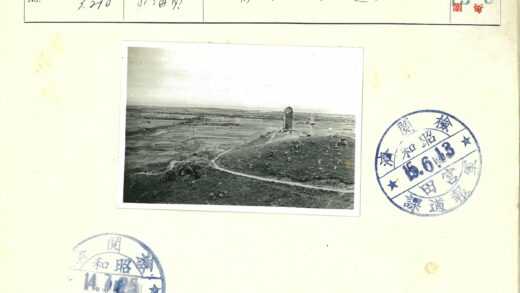 蜿蜒土路通向高耸纪念碑.jpg