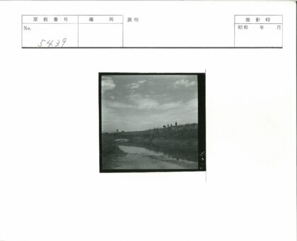 蜿蜒河流多云天空河岸散步.jpg