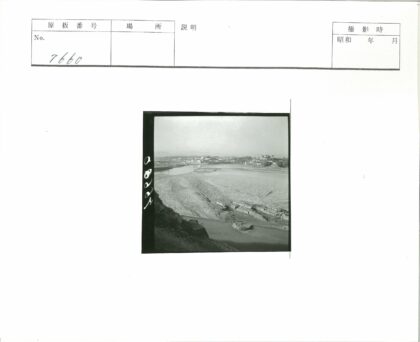 蜿蜒河流穿岩石城镇远山景.jpg
