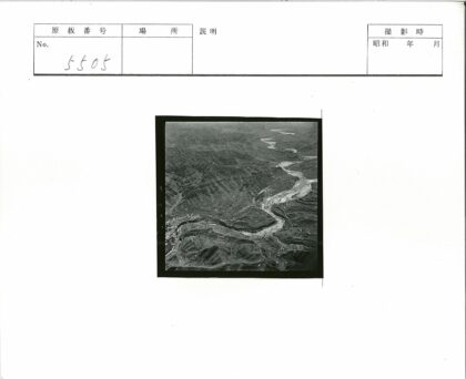 蜿蜒河流穿行崎岖山地.jpg