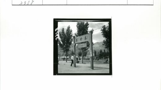 行人走过汉字树木电线牌背景山景建筑.jpg