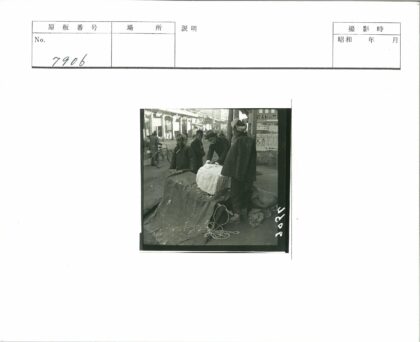 街头人群围观冰块景象.jpg