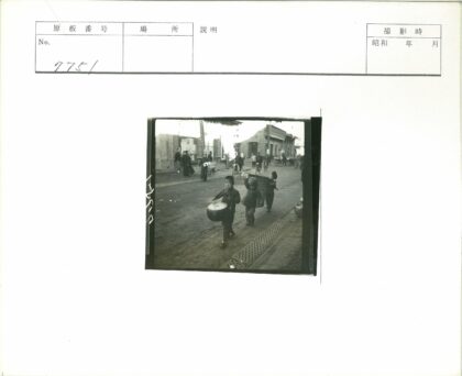 街头儿童打鼓生活场景.jpg