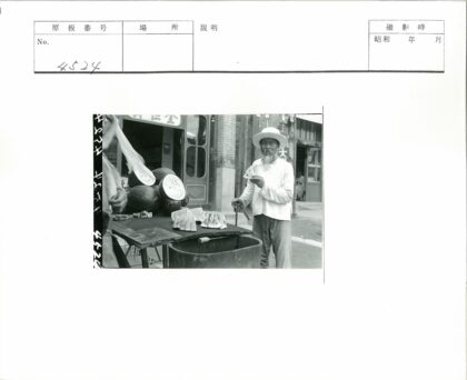街头卖西瓜的戴帽男子.jpg