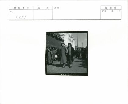 街头孩童与砖墙背景.jpg