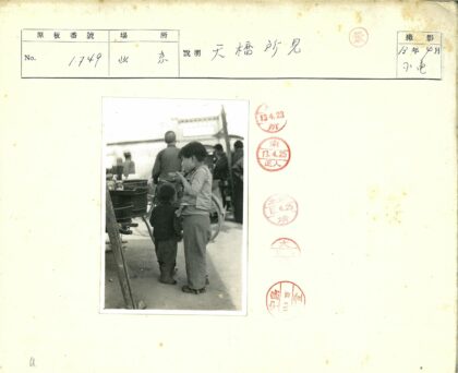 街头孩童的碗筷时光.jpg