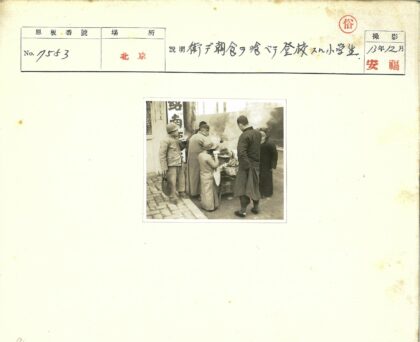 街头小吃摊人群蒸汽弥漫.jpg