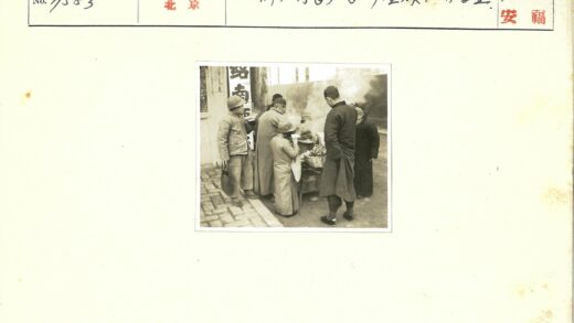 街头小吃摊人群蒸汽弥漫.jpg