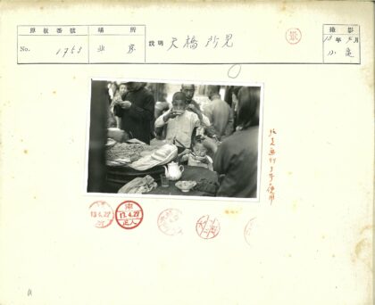 街头小吃摊吃面条的孩子们.jpg