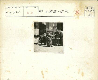 街头小贩与顾客互动场景.jpg