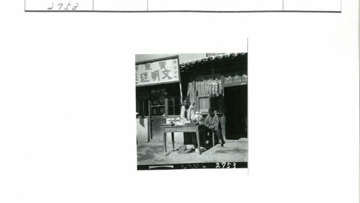街头小贩与顾客交易场景.jpg