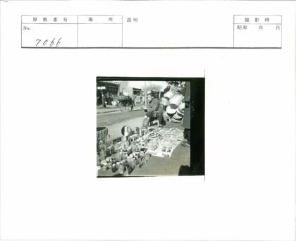 街头小贩玻璃瓶金属物品展示.jpg