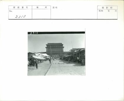 街头市场与多层建筑街景.jpg