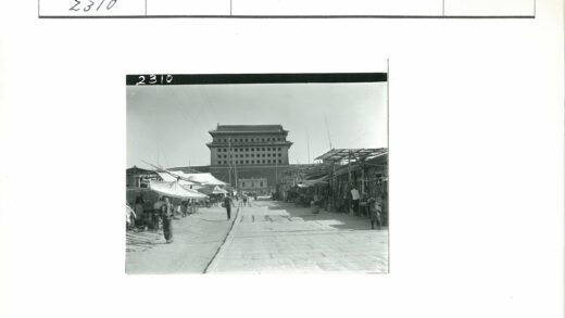 街头市场与多层建筑街景.jpg