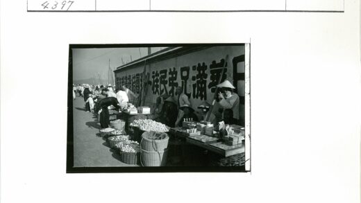 街头市场水果摊位人群船只背景.jpg