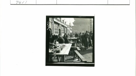 街头市场美食摊与建筑背景.jpg