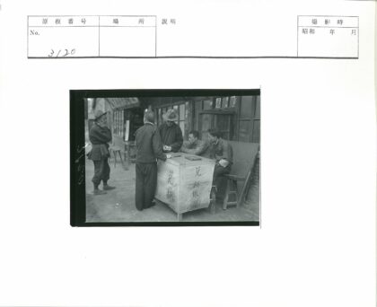 街头手写字的男人聚会.jpg