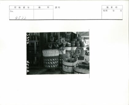 街头摊档展示篮子水果与圆柱物品.jpg