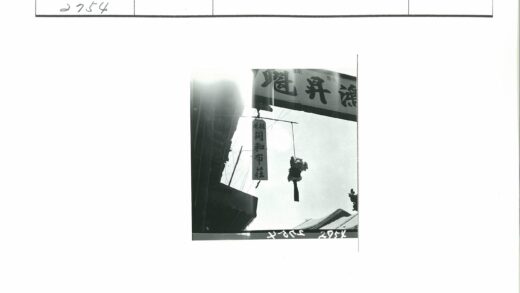 街头文字牌与毛绒玩具.jpg