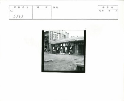 街头服装店外陈列与建筑入口.jpg