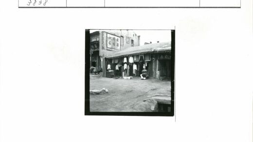 街头服装店外陈列与建筑入口.jpg