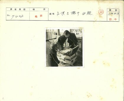 街头母子推车生活瞬间.jpg