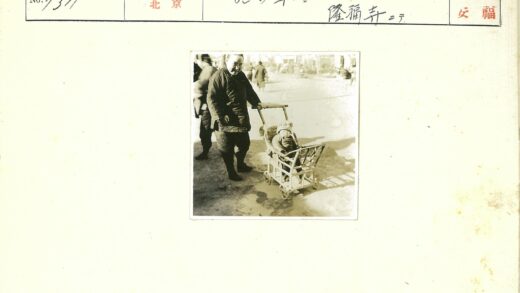 街头父子温馨瞬间.jpg