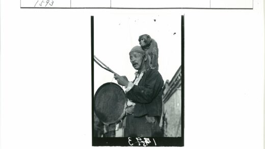街头艺人表演与猴伴.jpg