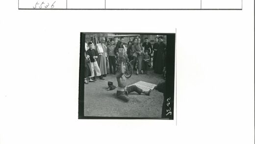 街头表演者与围观群众.jpg
