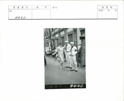 街景妇女与水手服男子黄包车.jpg