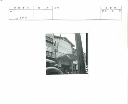 街景建筑拱门老式汽车行人.jpg