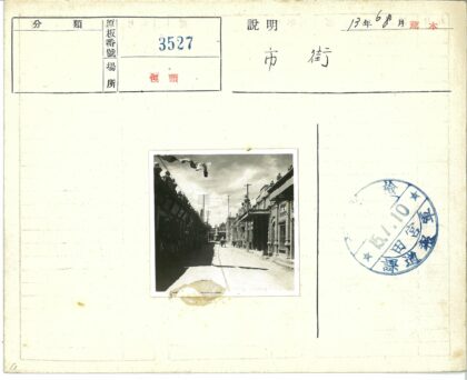 街景建筑行人电线多云天空.jpg