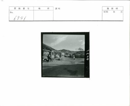 街景行人土路房屋商店山脉.jpg