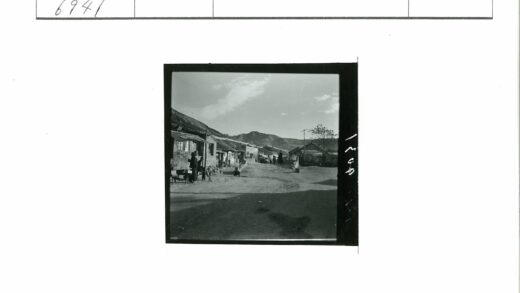 街景行人土路房屋商店山脉.jpg