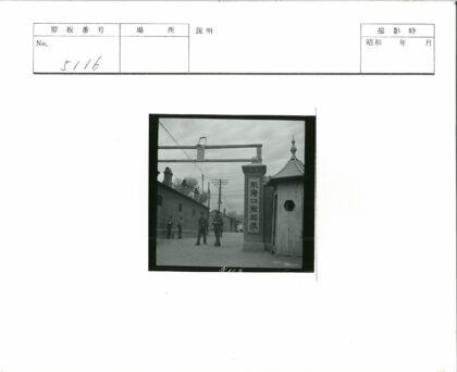 街景行人汉字指示牌电线杆.jpg