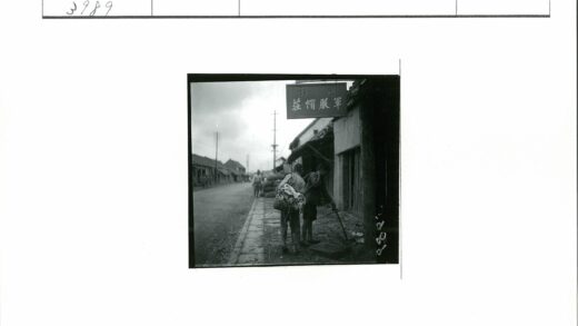 街景行人背包建筑与标语.jpg