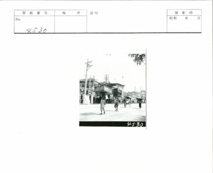 街景行人负重拉车建筑背景.jpg