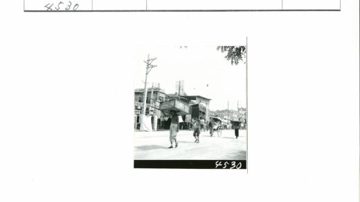 街景行人负重拉车建筑背景.jpg