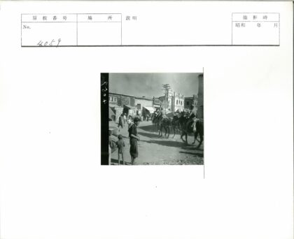 街景骑马行人建筑群.jpg